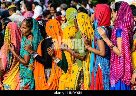 MATHURA, Indien - 17. August 2014: Frauen in bunten Saris, die in einer Warteschlange auf Krishna Geburtstag Festival Stockfoto