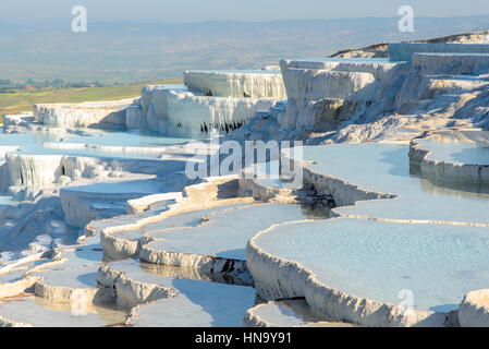 Die bezaubernden Pools von Pamukkale in der Türkei. Pamukkale enthält heißen Quellen und Travertin, Terrassen der Karbonat-Mineralien-links durch das fließende Wasser. Stockfoto