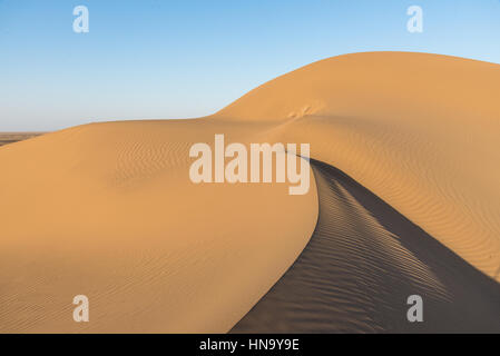 Sanddünen in der Wüste Dasht-e Kavir bei Sonnenuntergang im Iran Stockfoto