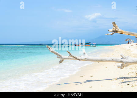 Strand von Gili Meno mit kristallklarem türkisfarbenem Wasser, Lombok, Indonesien Stockfoto