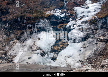 Gefrorener Wasserfall im Tal, Jang, unterhalb der Se La (Pass) in der Nähe von Tawang und der indisch-tibetischen Grenze, NE Indien Stockfoto