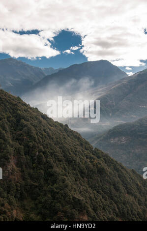 Roadtrip durch Tawang Chu, einem Tal unterhalb der indisch-tibetischen Grenze in Arunachal Pradesh, NE Indien Stockfoto