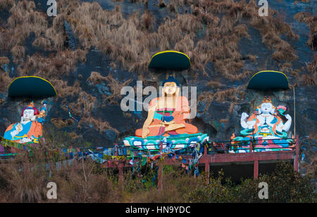 Buddha-Figuren auf den Flanken des Tawang Chu, einem Tal unterhalb der indisch-tibetischen Grenze in Arunachal Pradesh, NE Indien Stockfoto