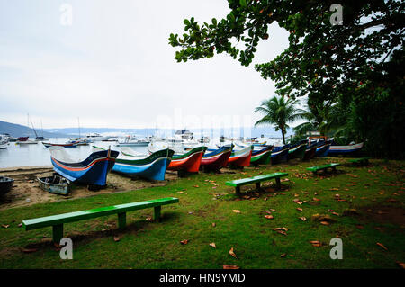Bunte Boote am Strand Stockfoto