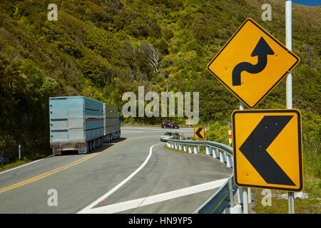 Stock LKW auf Rimutaka Hill Road, in der Nähe von Wellington, Nordinsel, Neuseeland Stockfoto