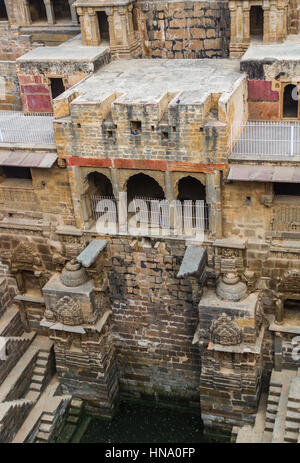 Nischen bei Chand Baori Stufenbrunnen in Abhaneri, Rajasthan, Indien. Stockfoto