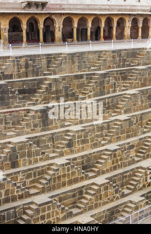 Die Schritte des Chand Baori Stufenbrunnen in Abhaneri, Rajasthan, Indien. Stockfoto