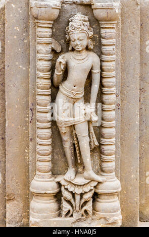 Das Schnitzwerk einer Apsara (himmlische Nymphe) bei Chand Baori Stufenbrunnen in Abhaneri, Rajasthan, Indien. Stockfoto