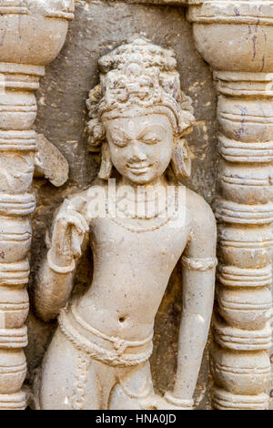 Das Schnitzwerk einer Apsara (himmlische Nymphe) bei Chand Baori Stufenbrunnen in Abhaneri, Rajasthan, Indien. Stockfoto