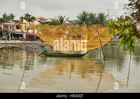 Traditionelle Fischernetz am Thu Bon Fluss, Hoi an, Vietnam Stockfoto