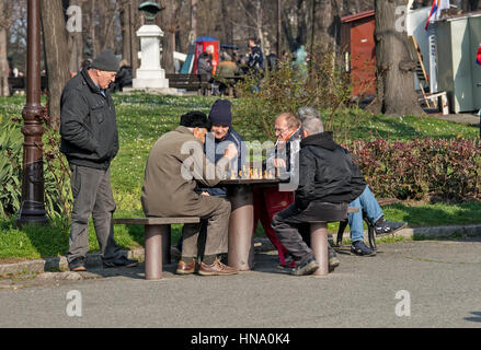 Belgrad, Serbien - 27. Februar 2016: Die Gruppe Rentner spielen Schach im park Stockfoto