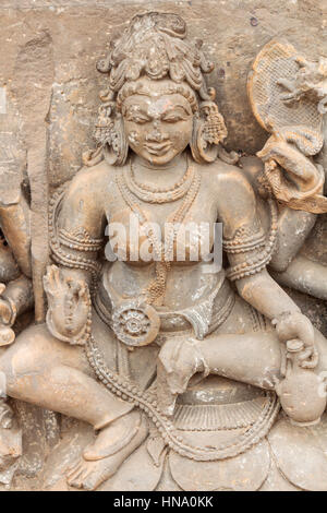 Eine gebrochene Skulptur der Göttin Durga auf Chand Baori Stufenbrunnen in Abhaneri, Rajasthan, Nordindien. Stockfoto