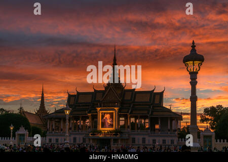 Mondschein Pavillon des königlichen Palastes mit Porträt von König Norodom Sihanouk, Sonnenuntergang, Dämmerung, Provinz Phnom Penh, Kambodscha Stockfoto