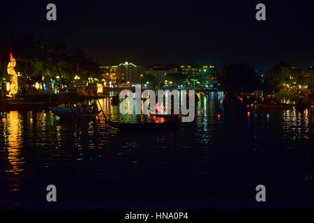 Schwimmkerzen am Thu Bon Fluss während der Vollmond-Festivals, Hoi an, Vietnam Stockfoto