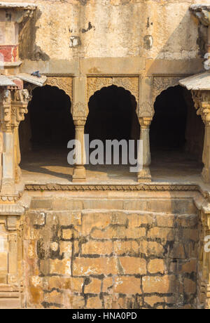 Nischen bei Chand Baori Stufenbrunnen in Abhaneri, Rajasthan, Indien. Stockfoto