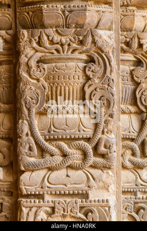 Geschnitzte Säulen am Chand Baori Stufenbrunnen in Abhaneri, Rajasthan, Indien. Stockfoto