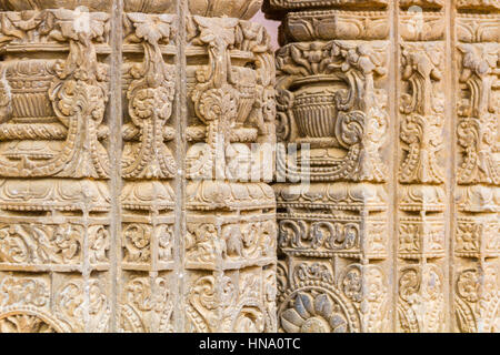 Geschnitzte Säulen am Chand Baori Stufenbrunnen in Abhaneri, Rajasthan, Indien. Stockfoto