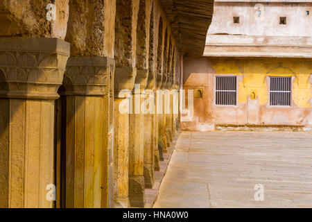 Eine Reihe von Säulen am Chand Baori Stufenbrunnen in Abhaneri, Rajasthan, Indien. Stockfoto