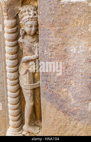 Das Schnitzwerk einer Apsara (himmlische Nymphe) bei Chand Baori Stufenbrunnen in Abhaneri, Rajasthan, Indien. Stockfoto