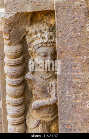 Das Schnitzwerk einer Apsara (himmlische Nymphe) bei Chand Baori Stufenbrunnen in Abhaneri, Rajasthan, Indien. Stockfoto