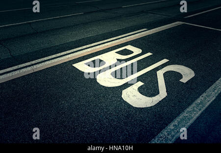 Schild an der Straße bus, Detail eines Zeichens auf den Asphalt, Informationen und Anzeige Signal gemalt Stockfoto