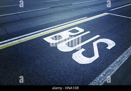 Schild an der Straße bus, Detail eines Zeichens auf den Asphalt, Informationen und Anzeige Signal gemalt Stockfoto