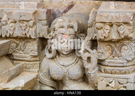 Das Schnitzwerk einer Apsara (himmlische Nymphe) bei Chand Baori Stufenbrunnen in Abhaneri, Rajasthan, Indien. Stockfoto