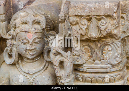 Das Schnitzwerk einer Apsara (himmlische Nymphe) bei Chand Baori Stufenbrunnen in Abhaneri, Rajasthan, Indien. Stockfoto