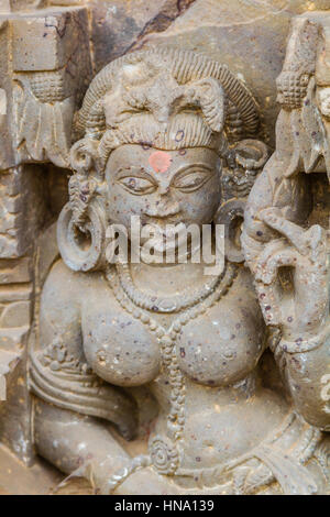 Das Schnitzwerk einer Apsara (himmlische Nymphe) bei Chand Baori Stufenbrunnen in Abhaneri, Rajasthan, Indien. Stockfoto