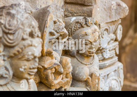 Eine gebrochene Skulptur der Göttin Durga auf Chand Baori Stufenbrunnen in Abhaneri, Rajasthan, Nordindien. Stockfoto