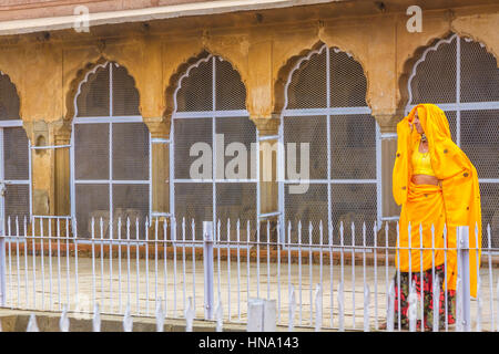 Abhaneri, Indien, 21. Januar 2017 - A Rajasthani Frau am Chand Baori Stufenbrunnen in Abhaneri, Rajasthan, Indien. Stockfoto