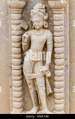 Das Schnitzwerk einer Apsara (himmlische Nymphe) bei Chand Baori Stufenbrunnen in Abhaneri, Rajasthan, Indien. Stockfoto