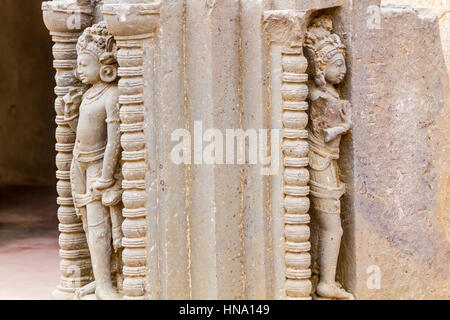 Das Schnitzwerk einer Apsara (himmlische Nymphe) bei Chand Baori Stufenbrunnen in Abhaneri, Rajasthan, Indien. Stockfoto