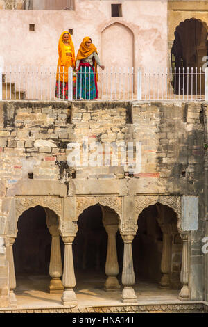 Abhaneri, Indien, 21. Januar 2017-zwei Frauen an der Chand Baori Stufenbrunnen in Abhaneri, Rajasthan, Indien. Stockfoto