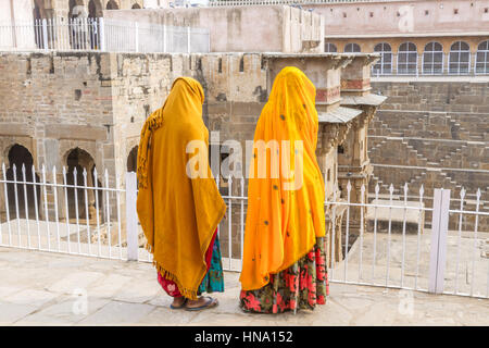 Abhaneri, Indien, 21. Januar 2017 - zwei Frauen-Stand auf der Chand Baori Stufenbrunnen in Abhaneri, Rajasthan, Indien. Stockfoto