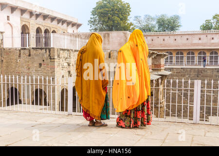 Abhaneri, Indien, 21. Januar 2017 - zwei Frauen-Stand auf der Chand Baori Stufenbrunnen in Abhaneri, Rajasthan, Indien. Stockfoto