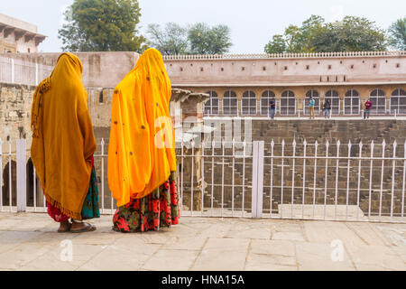 Abhaneri, Indien, 21. Januar 2017 - zwei Frauen-Stand auf der Chand Baori Stufenbrunnen in Abhaneri, Rajasthan, Indien. Stockfoto