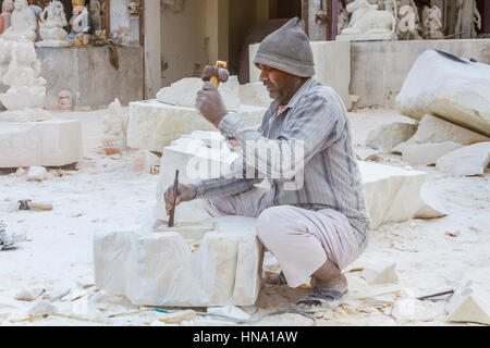 Rajasthan, Indien, 21. Januar 2017 - Handwerker schnitzen Hindu-Götter und Heiligen aus weißem Marmor. Stockfoto