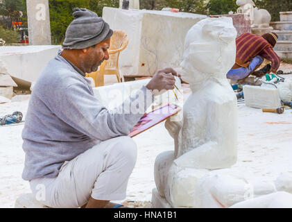 Rajasthan, Indien, 21. Januar 2017 - Handwerker schnitzen Hindu-Götter und Heiligen aus weißem Marmor. Stockfoto