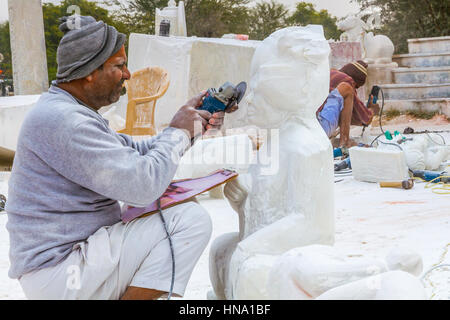 Rajasthan, Indien, 21. Januar 2017 - Handwerker schnitzen Hindu-Götter und Heiligen aus weißem Marmor. Stockfoto