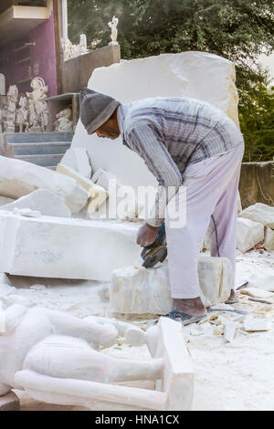 Rajasthan, Indien, 21. Januar 2017 - Handwerker schnitzen Hindu-Götter und Heiligen aus weißem Marmor. Stockfoto