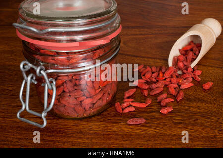 Goji-Beeren in einem Glas auf Holztisch Stockfoto