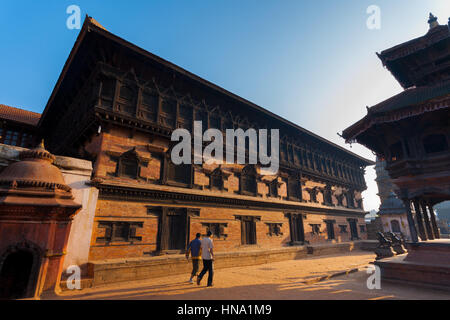 Bhaktapur, Nepal - 28. Oktober 2013: Menschen zu Fuß vorbei an den Wahrzeichen 55 Fenster Palast auf Bhaktapur Durbar Square an einem hellen Morgen. Vor 2015 Ohr Stockfoto