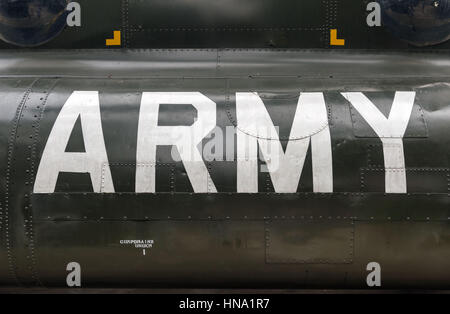 US Army Abzeichen an der Seite eines Jahrgangs Vietnamkrieg Hubschrauber Stockfoto