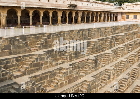 Die Schritte des Chand Baori Stufenbrunnen in Abhaneri, Rajasthan, Indien. Stockfoto