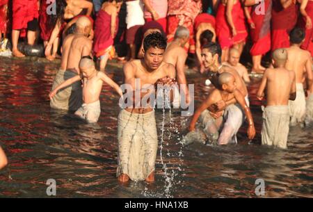 Bhaktapur, Nepal. 10. Februar 2017. Hinduistische Gläubige beten, heiliges Bad im Fluss Hanumante während des letzten Tages der Madhav Narayan Festival in Bhaktapur, Nepal. Während der einmonatigen Festival nepalesischen Hindu-Frauen ein Fasten und beten zu Göttin Swasthani für Langlebigkeit ihrer Ehemänner und Familie Wohlstand. Sie reisen barfuß in verschiedenen Pilgern während des Festivals. Bildnachweis: Archana Shrestha/Pacific Press/Alamy Live-Nachrichten Stockfoto