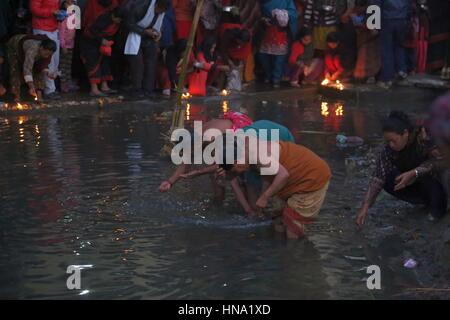 Bhaktapur, Nepal. 10. Februar 2017. Hinduistische Gläubigen Baden Heilige im Fluss Hanumante während des letzten Tages der Madhav Narayan Festival in Bhaktapur, Nepal. Während der einmonatigen Festival nepalesischen Hindu-Frauen ein Fasten und beten zu Göttin Swasthani für Langlebigkeit ihrer Ehemänner und Familie Wohlstand. Sie reisen barfuß in verschiedenen Pilgern während des Festivals. Bildnachweis: Archana Shrestha/Pacific Press/Alamy Live-Nachrichten Stockfoto