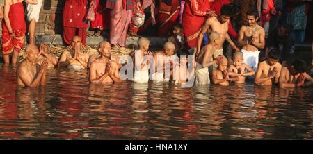 Bhaktapur, Nepal. 10. Februar 2017. Hinduistische Gläubige beten, heiliges Bad im Fluss Hanumante während des letzten Tages der Madhav Narayan Festival in Bhaktapur, Nepal. Während der einmonatigen Festival nepalesischen Hindu-Frauen ein Fasten und beten zu Göttin Swasthani für Langlebigkeit ihrer Ehemänner und Familie Wohlstand. Sie reisen barfuß in verschiedenen Pilgern während des Festivals. Bildnachweis: Archana Shrestha/Pacific Press/Alamy Live-Nachrichten Stockfoto