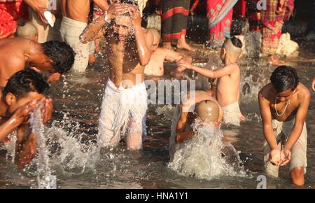 Bhaktapur, Nepal. 10. Februar 2017. Hinduistische Gläubigen Baden Heilige im Fluss Hanumante während des letzten Tages der Madhav Narayan Festival in Bhaktapur, Nepal. Während der einmonatigen Festival nepalesischen Hindu-Frauen ein Fasten und beten zu Göttin Swasthani für Langlebigkeit ihrer Ehemänner und Familie Wohlstand. Sie reisen barfuß in verschiedenen Pilgern während des Festivals. Bildnachweis: Archana Shrestha/Pacific Press/Alamy Live-Nachrichten Stockfoto