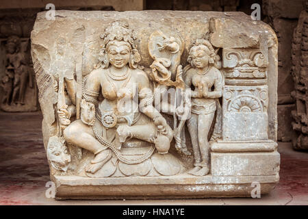 Eine gebrochene Skulptur der Göttin Durga auf Chand Baori Stufenbrunnen in Abhaneri, Rajasthan, Nordindien. Stockfoto